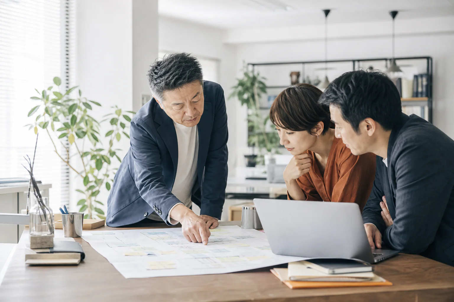 業務フローを確認しながら改善案を検討するチーム